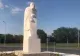 Azilele groazei - Sens giratoriu cu o statuie care reprezintă doi bătrâni, în orașul în care s-au descoperit ororile