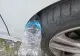 Dacă vezi o sticlă de apă la roata unei mașini sună urgent la Poliție. Ești în pericol!