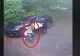 VIDEO – A cules câteva mere și a vrut să intre înapoi în mașină – Când a văzut ce era înăuntru, a luat-o la fugă țipând