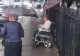 Cerșetoare în scaun cu rotile, „vindecată” brusc de polițiști. VIDEO cu scenele hilare filmate în Tecuci