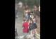 Bătaie de zile mari între două adolescente. Fetele și-au împărțit pumni și picioare în timp ce spectatorii le încurajau de pe margine
