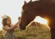 Locul din România unde copiii fac terapie cu cai. Hipo-terapia, metoda inedită care îi ajută să scape de frici