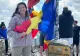 Carmen Iohannis, fotografie de pe vârful Moldoveanu - În fundal, președintele Iohannis stă de vorbă cu mai multe persoane