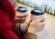 Ce se întâmplă în organism dacă bei cafea din pahare de plastic? Riscul enorm la care te expui