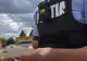 Polițist filmat de un șofer în timp ce-i rupea intenționat talonul mașinii VIDEO