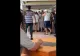 Bătaie pe mâncare pe litoral. Turiștii de la trei hoteluri, îmbulzeală pentru o porție de mâncare