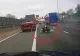 Momentul în care o vacă „zboară” dintr-un camion direct în mijlocul drumului