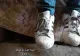 Drama copilului de 10 ani care merge la scoală cu adidașii lipiți cu super glue. Sfâșietor: Când copiii mănâncă în pauză, eu ies afară - VIDEO