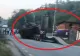 Un tanc a căzut de pe platforma care îl transporta! Șoferul a evitat în ultima clipă un pieton care traversa neregulamentar