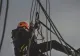 Clipe de groază pentru un alpinist utilitar, la etajul 11: o pensionară a încercat să smulgă corzile de care atârna bărbatul. Bătrâna s-a ales cu dosar penal