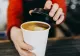 O femeie a dat în judecată un cunoscut lanț de fast food pentru că a vărsat cafeaua ferbinte pe ea