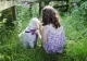O fetiță pierdută într-o pădure a fost găsită dormind alături de câinii familiei. Unul se oferise să-i fie pernă
