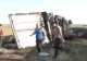 TIR cu brânzeturi răsturnat, localnicii au prădat tot cașcavalul. Hoț: „Mănânc o lună întreagă, am 35 de nepoți” VIDEO