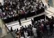 Scene halucinante într-unul dintre cele mai mari mall-uri din lume. Clienții s-au luat la bătaie pentru noul iPhone VIDEO