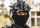 Bărbatul care și-a înjunghiat concubina și amenința că se aruncă de pe bloc a fost reținut și dus la Poliție