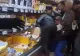 Zeci de oameni s-au călcat în picioare pentru o bucată de cașcaval, într-un supermarket din Suceava! Imagini dramatice - VIDEO