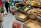Scandal în Cluj: Un magazin spală lăzile de legume-fructe cu mopul cu care s-a spălat pe jos. Germeni și bacterii, la superofertă 