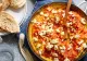 Vara, la tine în bucătărie! Cum prepari omletă grecească cu roşii şi brânză feta - Un mic dejun regesc
