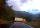 Momentul în care un TIR se răstoarnă în mijlocul drumului. VIDEO cu accidentul teribil de pe Valea Oltului