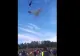 Momentul în care un milion de dolari „zboară” din elicopter. Oamenii s-au îmbulzit să prindă o parte din pradă