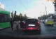 Cei care au văzut imaginile au luat foc! Șoferița a lăsat mașina în stradă, cu ușa deschisă și a traversat cu copilul de mână - VIDEO