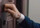 Noua metodă parșivă a hoților de a pătrunde în apartamente. Poliția avertizează: „Nu dați curs așa ziselor oferte/donații de bunuri”
