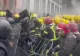Violențe fără precedent. Pompierii se bat cu poliția VIDEO