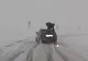 Tânăr, surprins în timp ce sărea pe portbagajul unei mașini care patina, pe un drum din Vaslui - Imaginile au devenit virale