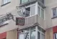 Și-a încuiat părinții pe dinafară ca să se uite la TV. Oamenii au chemat pompierii ca să intre în casă pe geam. VIDEO