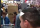 Centru comercial inaugurat cu scandal și îmbrânceli - Românii s-au înghesuit să cumpere televizoare și mașini de spălat