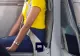 De ce își țin mâinile sub coapse stewardesele atunci când aterizează sau decoleaza avionul