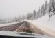 Zapădă de câțiva centimetri pe șoselele de la munte. Drumarii intervin cu utilaje și cer șoferilor să evite zonele VIDEO
