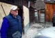 Ultimii locuitori ai unui oraș-fantomă îndură frigul în containere. Cum își bate joc statul român de oamenii rămași fără case