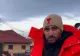 Pescobar s-a dat din nou în spectacol. Câți bani le-a oferit colindătorilor? - VIDEO