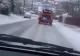 Pompier, surprins în timp ce aruncă sare pe drum din portbagajul unei mașini! - Imagini halucinante la Iași
