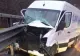 Un șofer BEAT, care conducea un microbuz de marfă, a intrat într-un cap de pod, pe DN 7, între Sibiu și Vâlcea