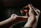 Uleiul-minune care ajută părul să crească 10 centimetri în două săptămâni. Este eficient și în combaterea căderii părului