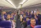 Patriotism la înălțime. Toți pasagerii unui avion au cântat: "Noi suntem români!", acompaniați de viori, trompete și acordeon - VIDEO