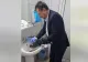 Imagini incredibile: Un primar cu ceas de aur spală încălțămintea localnicilor - De ce s-au revoltat oamenii