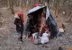 O familie cu doi copii, găsită în pădure locuind într-un cort din crengi acoperit cu pături și celofan. Micuții, grav bolnavi