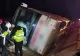 Un autocar în care se aflau 7 persoane a căzut în șanț! Șoferul și pasagerii au fost blocați în interior - FOTO