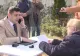 George Simion și alți parlamentari AUR au ieșit cu birourile în curtea Parlamentului - VIDEO