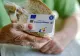 Voucherele sociale scad în valoare. Românii cu nevoi speciale, ajutoare mai mici de la stat. Pensionarii primesc mai puțini bani