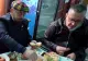 Piedone, viral pe rețelele sociale după ce a mâncat slănină cu ceapă, la un târg din Sectorul 5 VIDEO