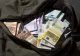 Un poliţist din Argeș aflat la cumpărături a găsit o geantă cu 15.000 de euro. Unde au ajuns banii