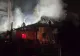Casă parohială, distrusă într-un incendiu pornit de la o candelă. Risc de extindere la un bloc de locuințe