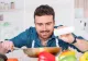 Adaugi sare în mâncare, la masă? Iată la ce riscuri majore te expui