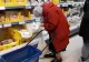 Imaginea neputinței: O bătrânică a fost filmată în timp ce își numără și calculează fiecare bănuț la cumpărăturile dintr-un supermarket. VIDEO viral