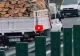 Camion cu lemne, filmat în timp ce circulă pe contrasens pe o autostradă din România. La un pas de tragedie