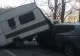 Clipe de groază pe șosea! O rulotă a căzut de pe platforma pe care era transportată şi a lovit un autoturism, în jud. Argeș